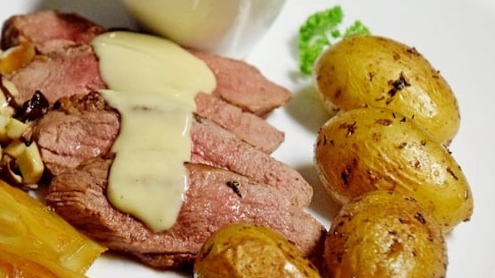 Magret de canard garni de sauce au foie gras, pommes de terre, chicons et champignons