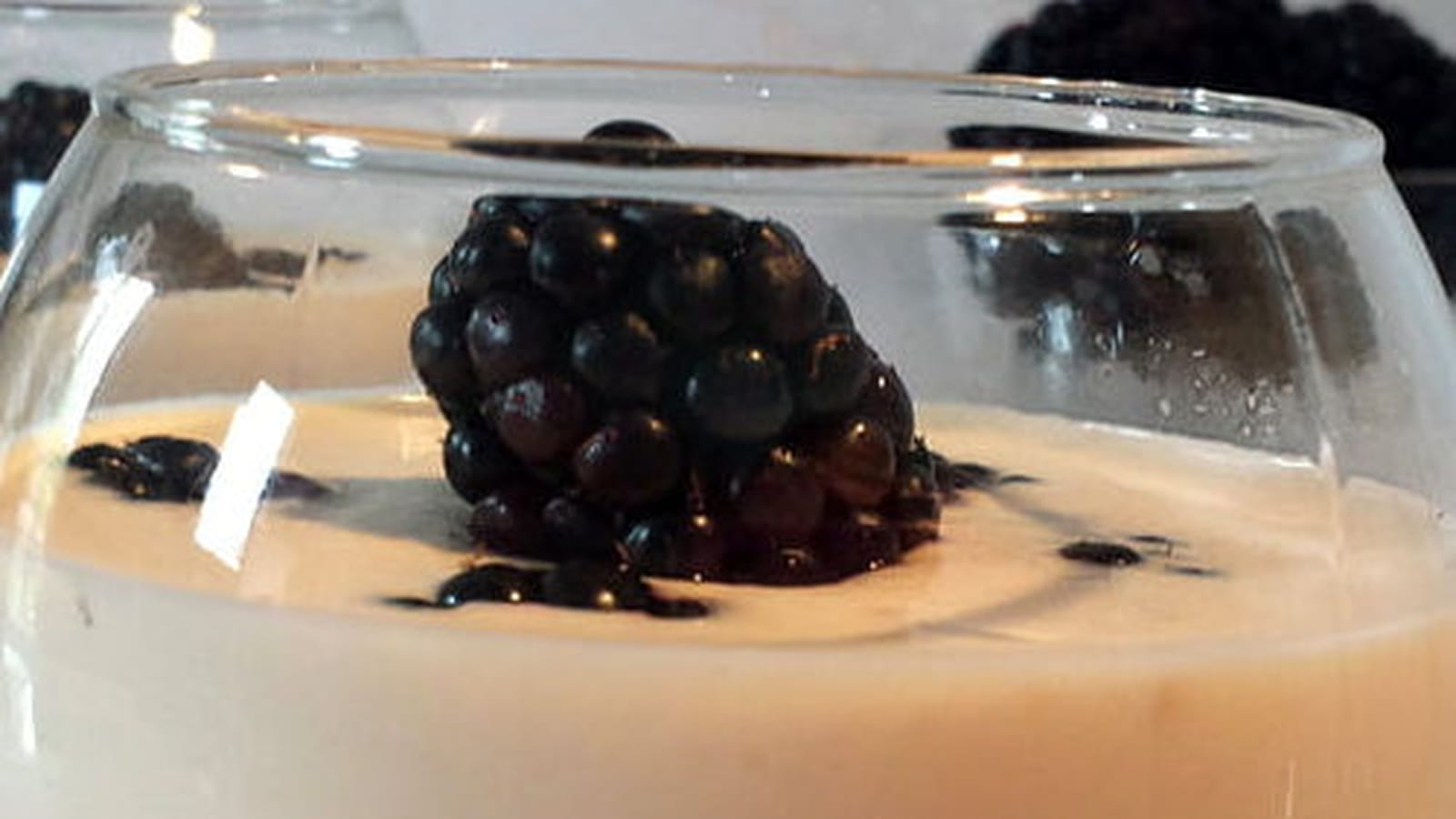 Panacotta vanille, caramel et mûres