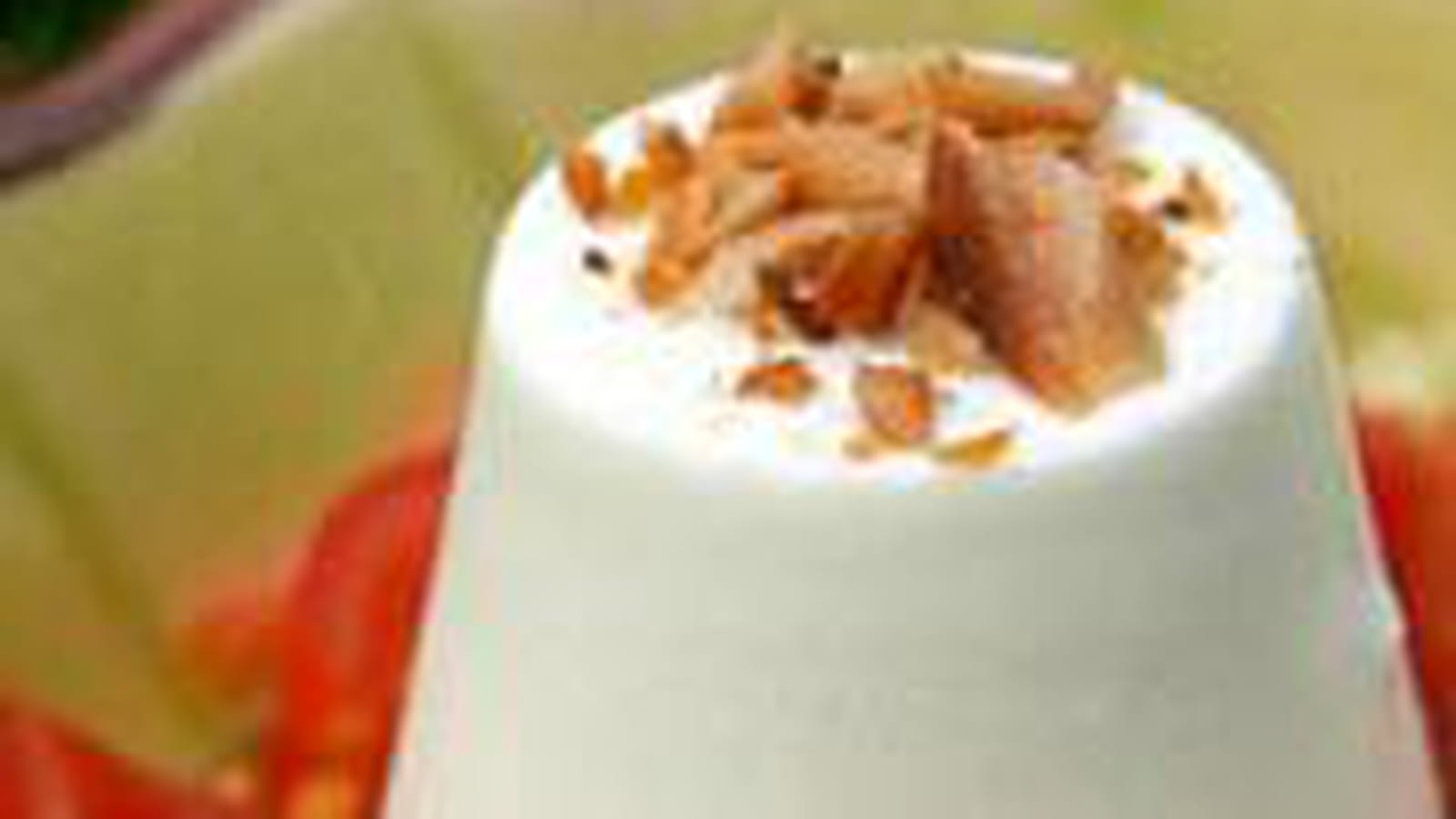 Panna cotta au basilic, tomates cerise, noisettes