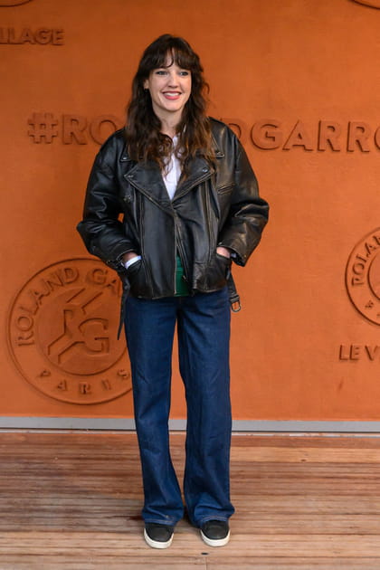 Jain en blouson en cuir oversize et jean droit indigo