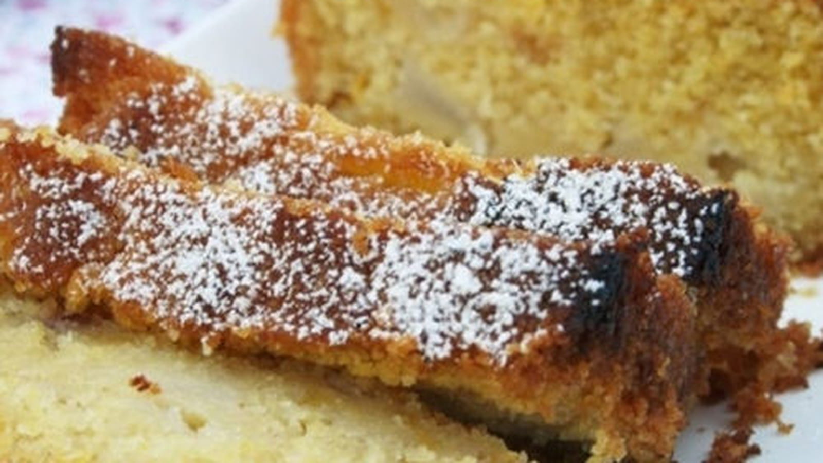 Cake bio de polenta aux pêches, sans oeufs et sans gluten