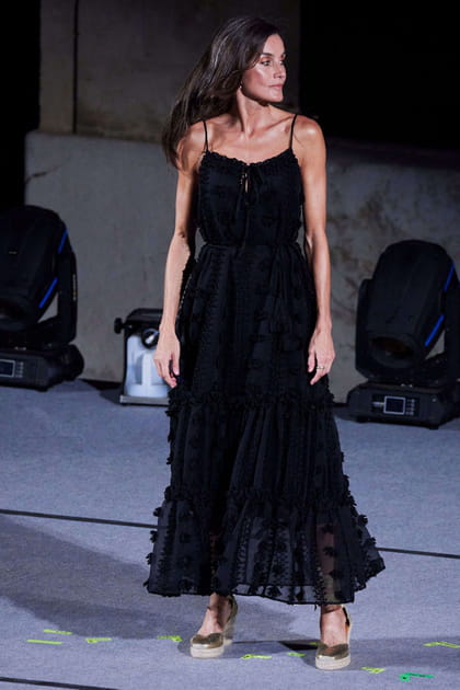 Letizia d'Espagne en robe noire à broderies fleuries Uterqüe