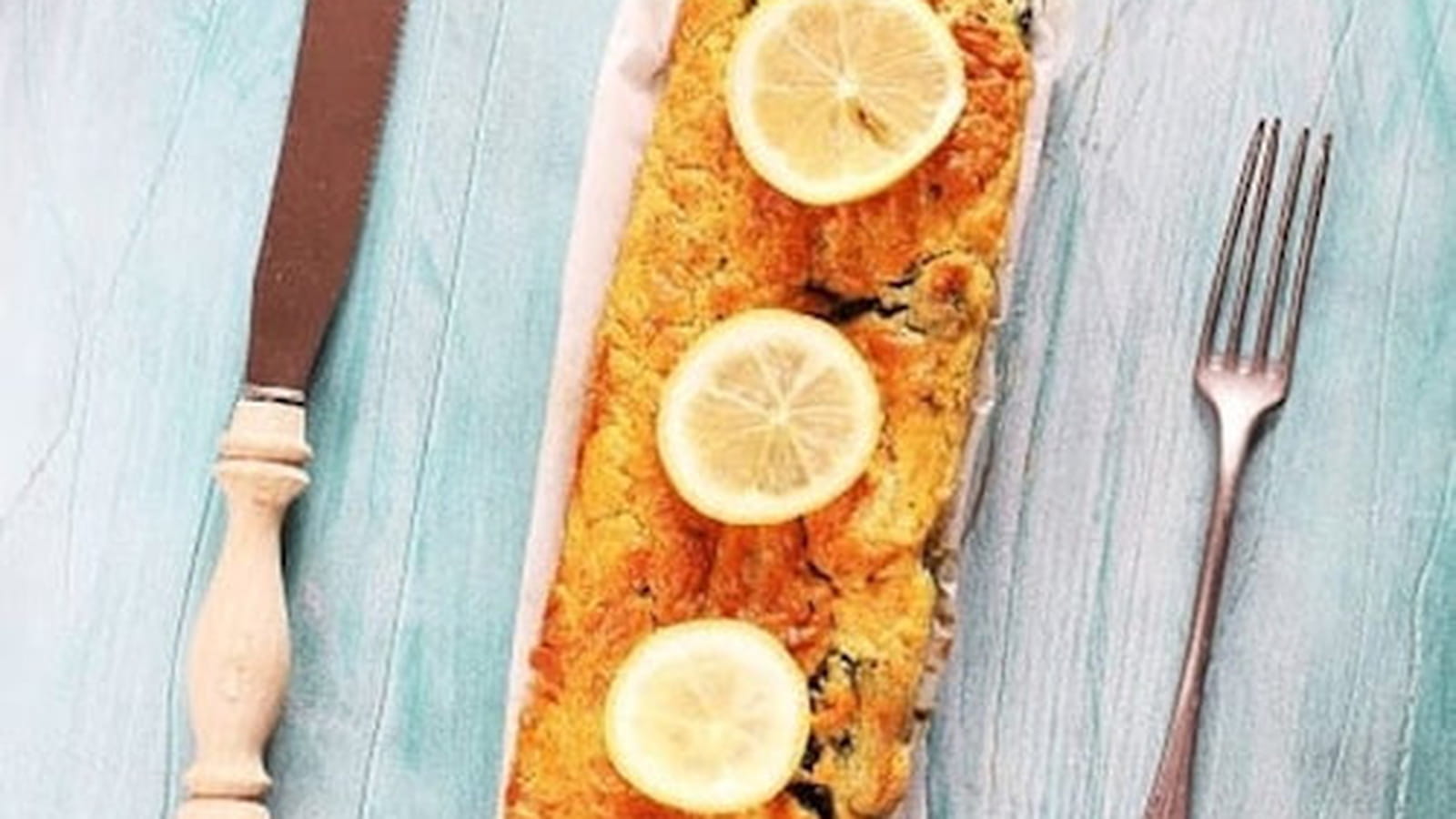 Cake au saumon, aneth, citron et épinards