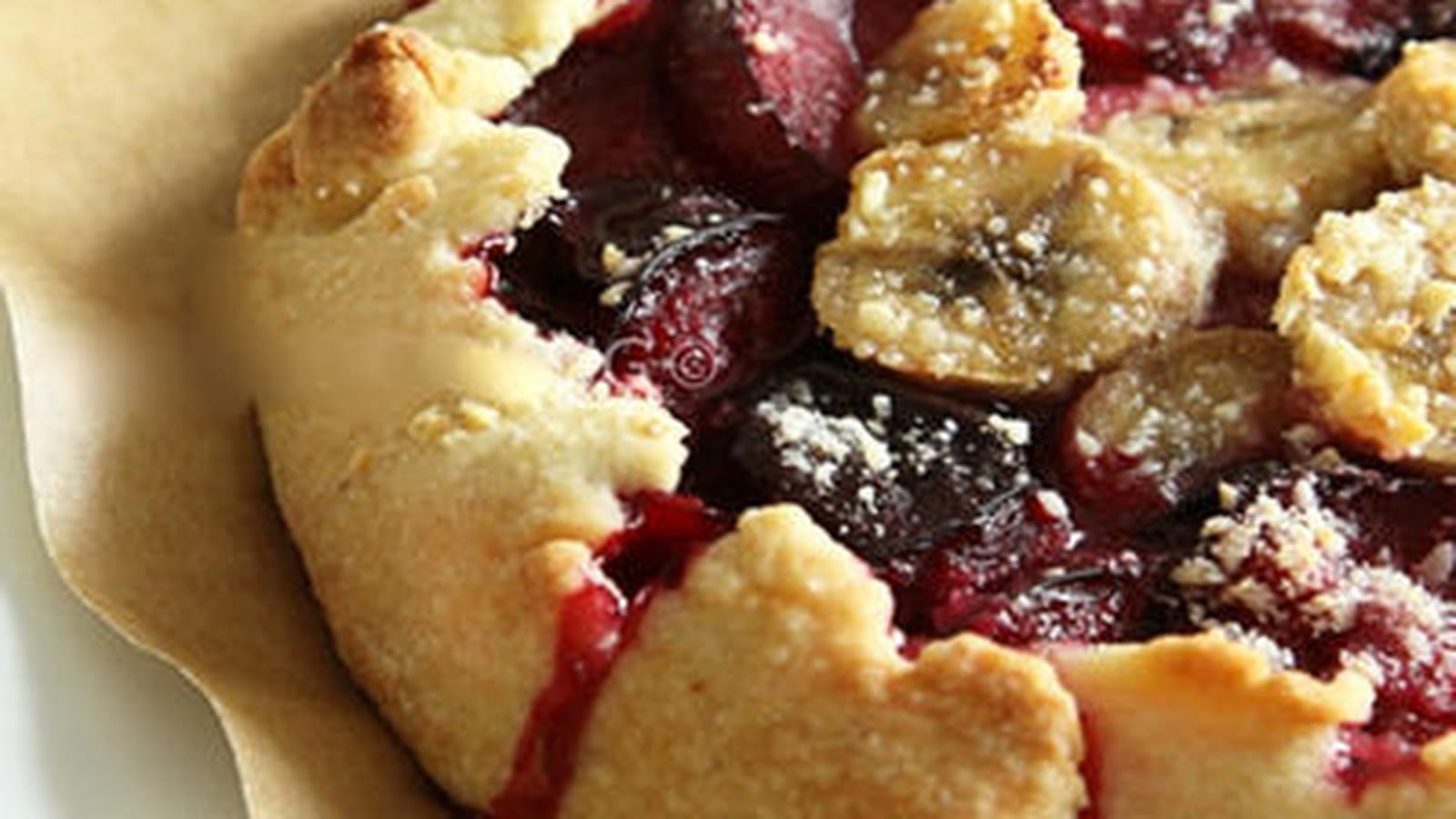 Tarte rustique aux prunes et à la banane