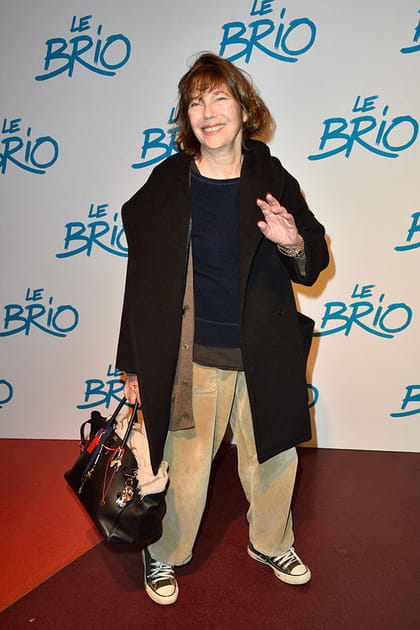 Jane Birkin en pantalon de velours et manteau ample noir