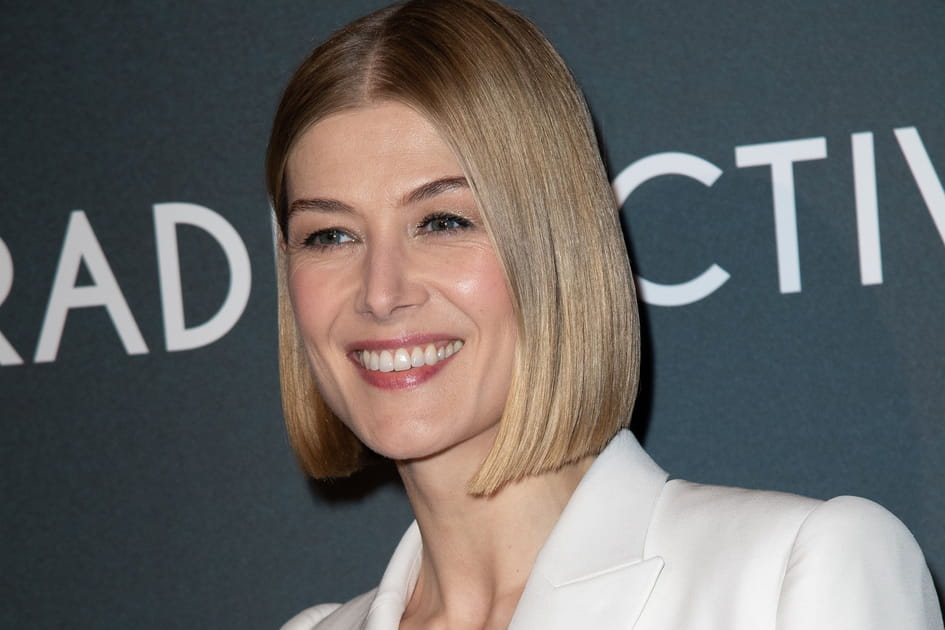Le carr&eacute; court droit de Rosamund Pike