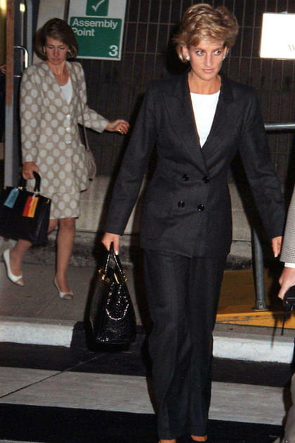 Lady Di en costume noir