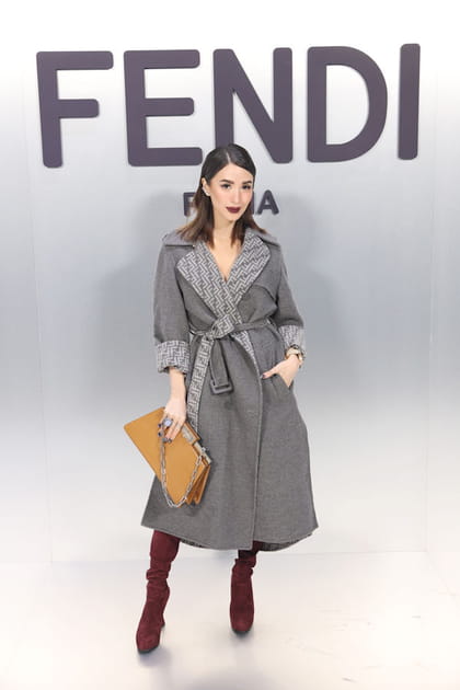 Heart Evangelista en trench en laine &agrave; monogramme et cuissardes en daim bordeaux au d&eacute;fil&eacute; Fendi