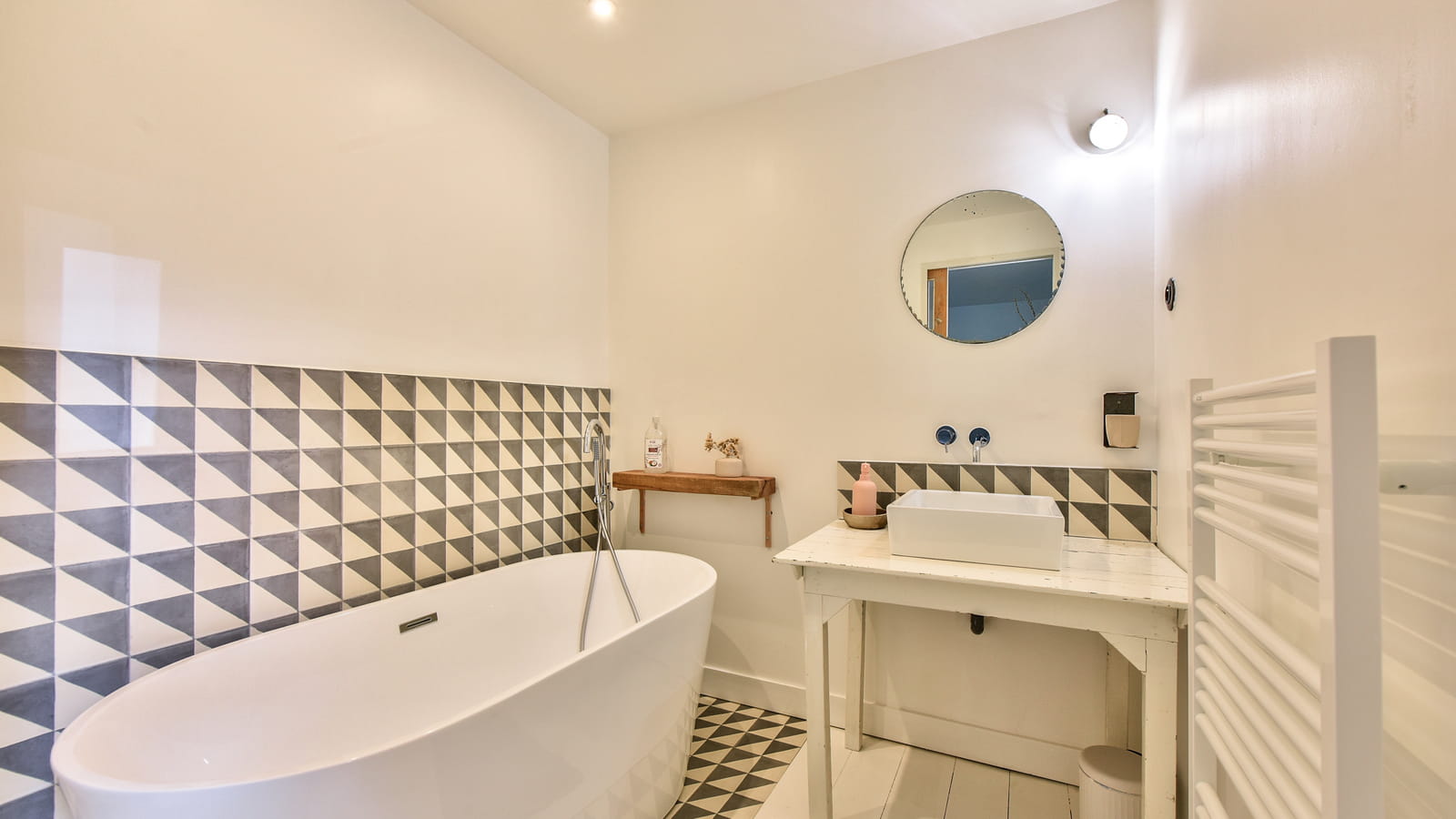 Salle de bains blanche