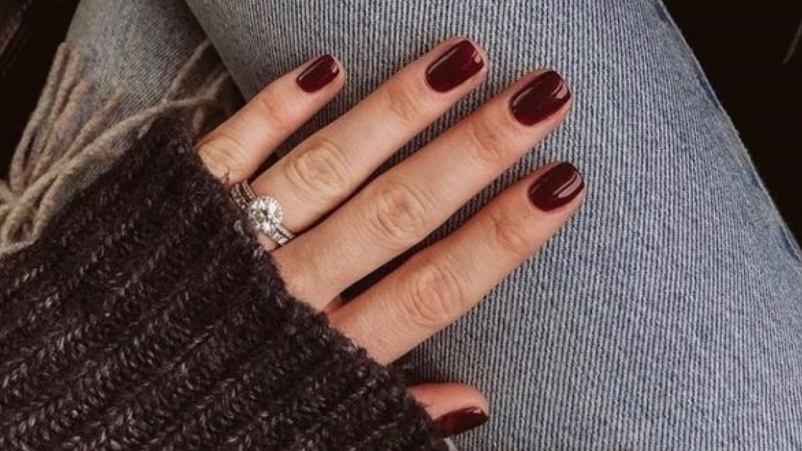 Une manucure rouge noir