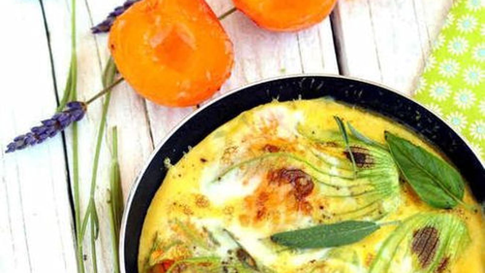 Omelette aux fleurs de courgette et brochette de demi-abricots