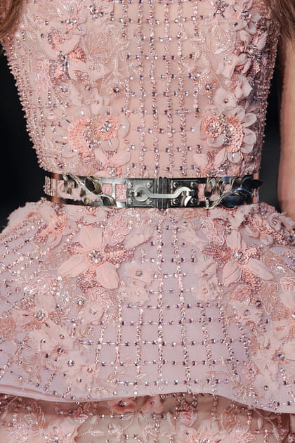 Ceinture en m&eacute;tal argent&eacute; du d&eacute;fil&eacute; Zuhair Murad