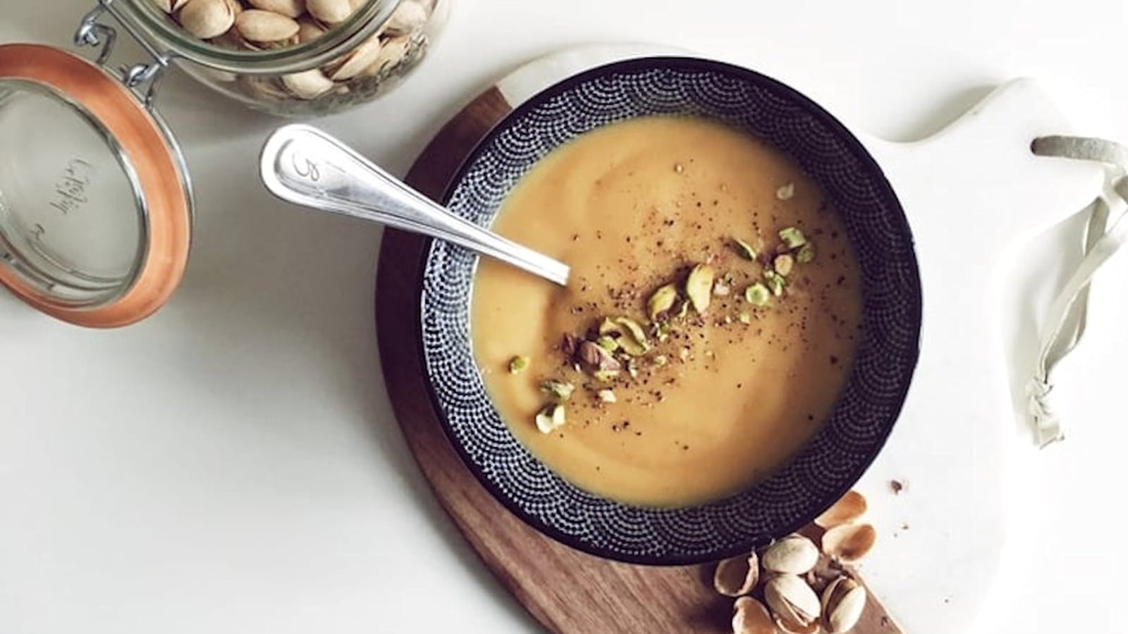 Soupe de patate douce au lait de coco et pistaches
