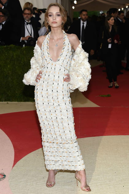 Lily-Rose Depp en robe longue blanche en tweed et veste assortie Chanel
