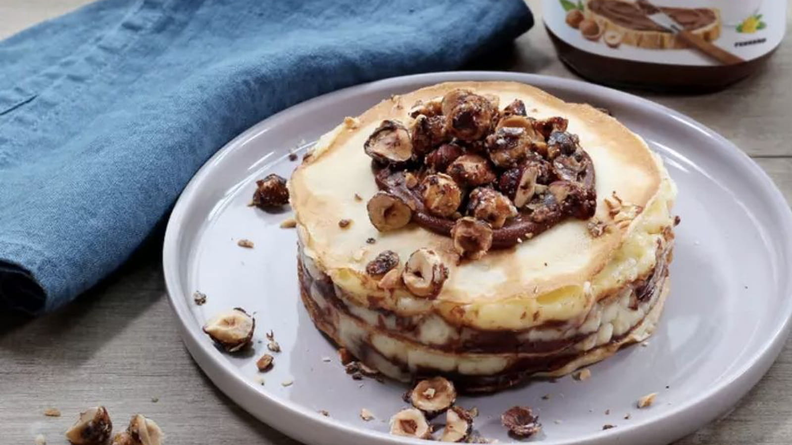 Mille-feuilles de crêpes au Nutella®, crème à la vanille et noisettes caramélisées