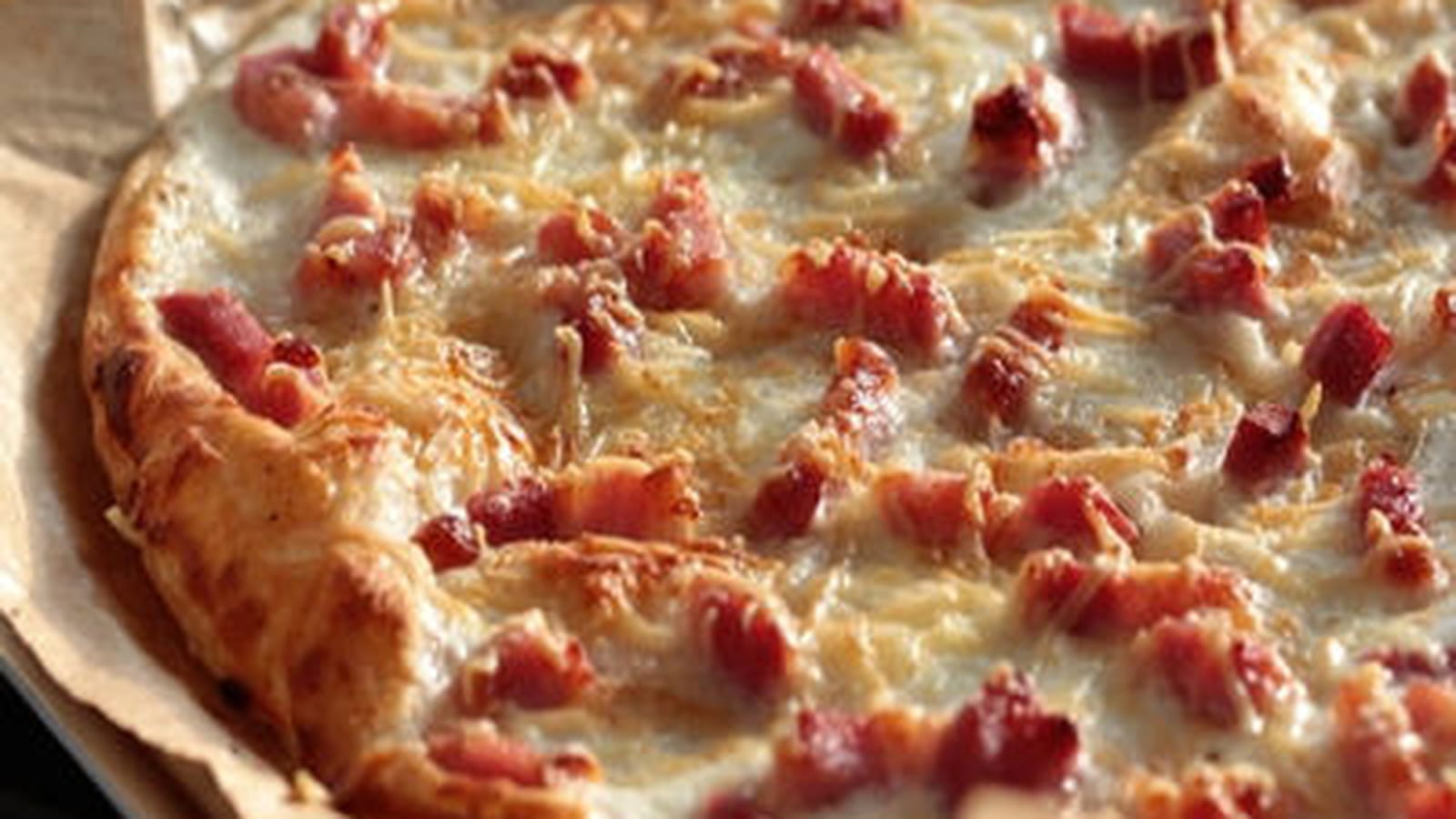Tarte fine rapide aux lardons, fromage blanc et gruyère