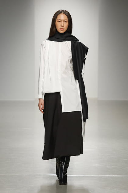 Chemise blanche d&eacute;construite et jupe midi noire aper&ccedil;ues sur le d&eacute;fil&eacute; Mossi