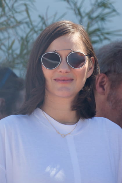 Marion Cotillard en lunettes de soleil &agrave; branche centr&eacute;e