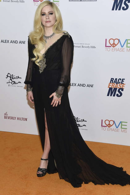 Avril Lavigne en robe longue noire à la traîne XXL