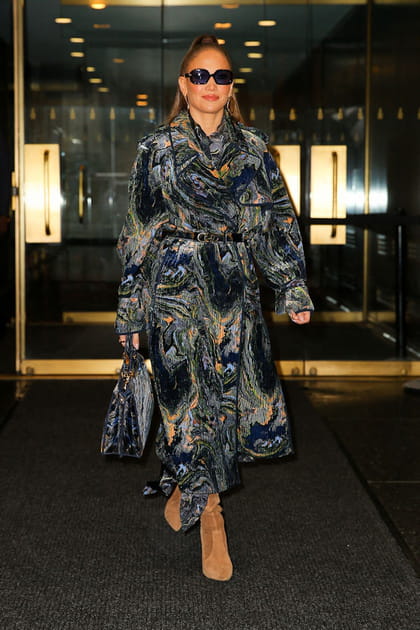 Jennifer Lopez en manteau à imprimé