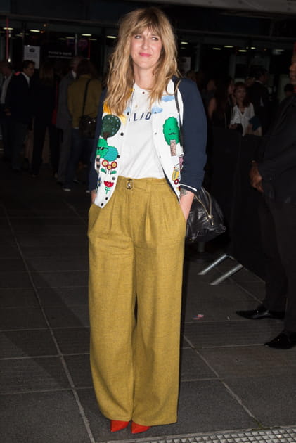 Daphn&eacute; B&uuml;rki dans un bomber d&eacute;cor&eacute; et un pantalon jaune