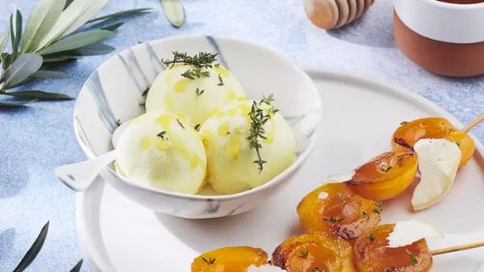 Glace à l'huile, thym et brochettes d'abricots rôtis au miel