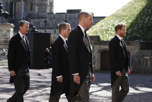 William et Harry suivent la voiture, séparés