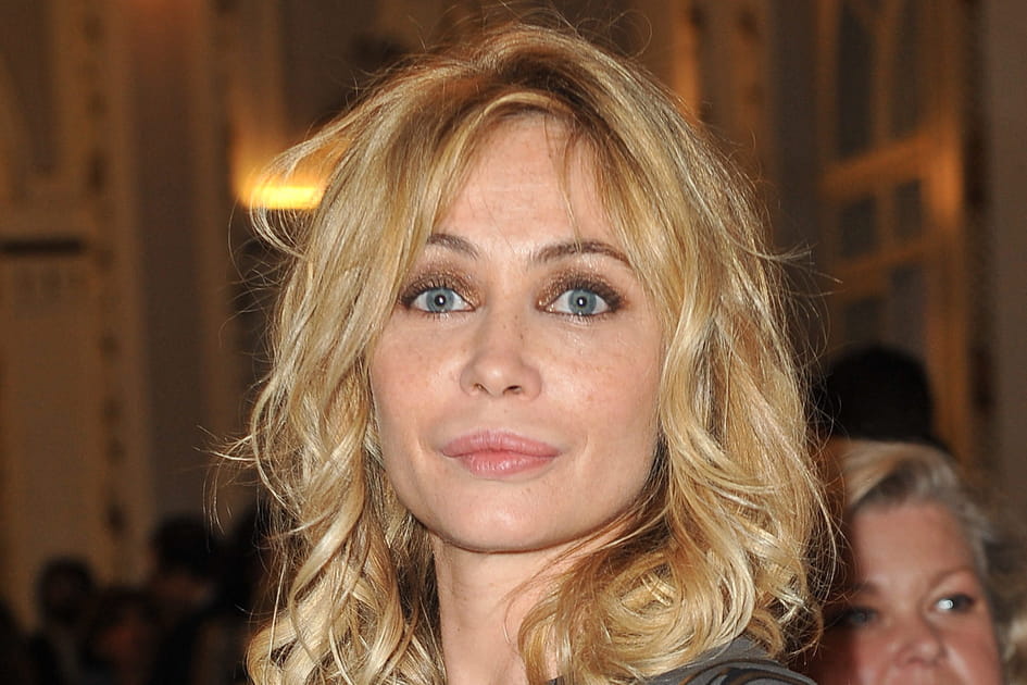 Le regard charbonneux d'Emmanuelle B&eacute;art