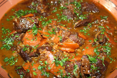 Joue de boeuf aux épices, carottes et raisins