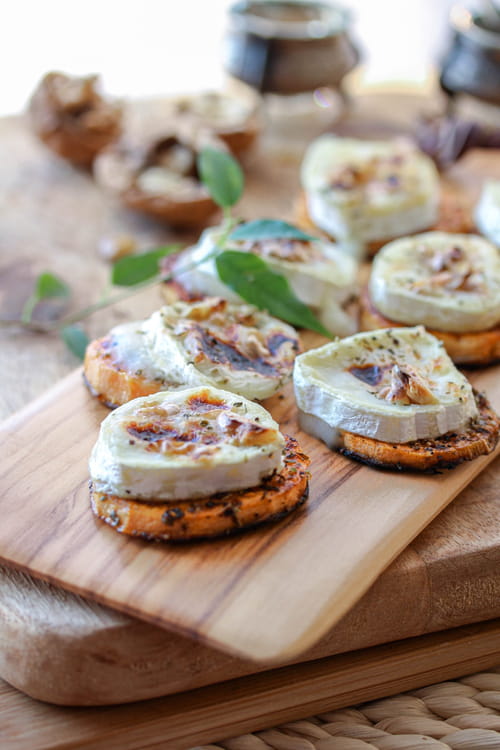 Toasts de patate douce, fromage de chèvre bio, miel et noix