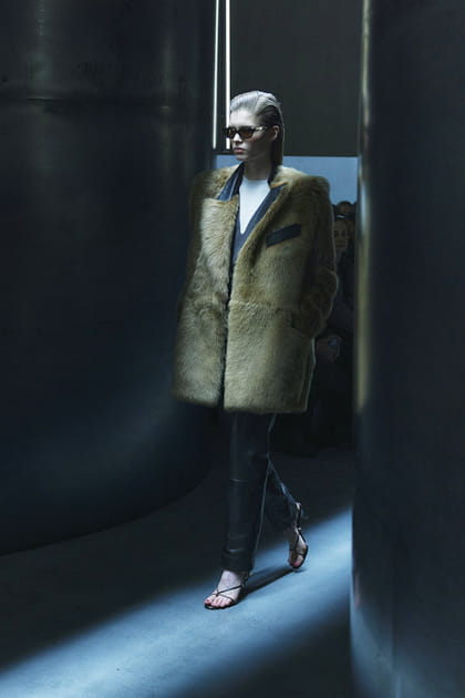 Manteau en fourrure, pantalon en cuir et lunettes de soleil Oliver Peoples aper&ccedil;us sur le d&eacute;fil&eacute; Khaite