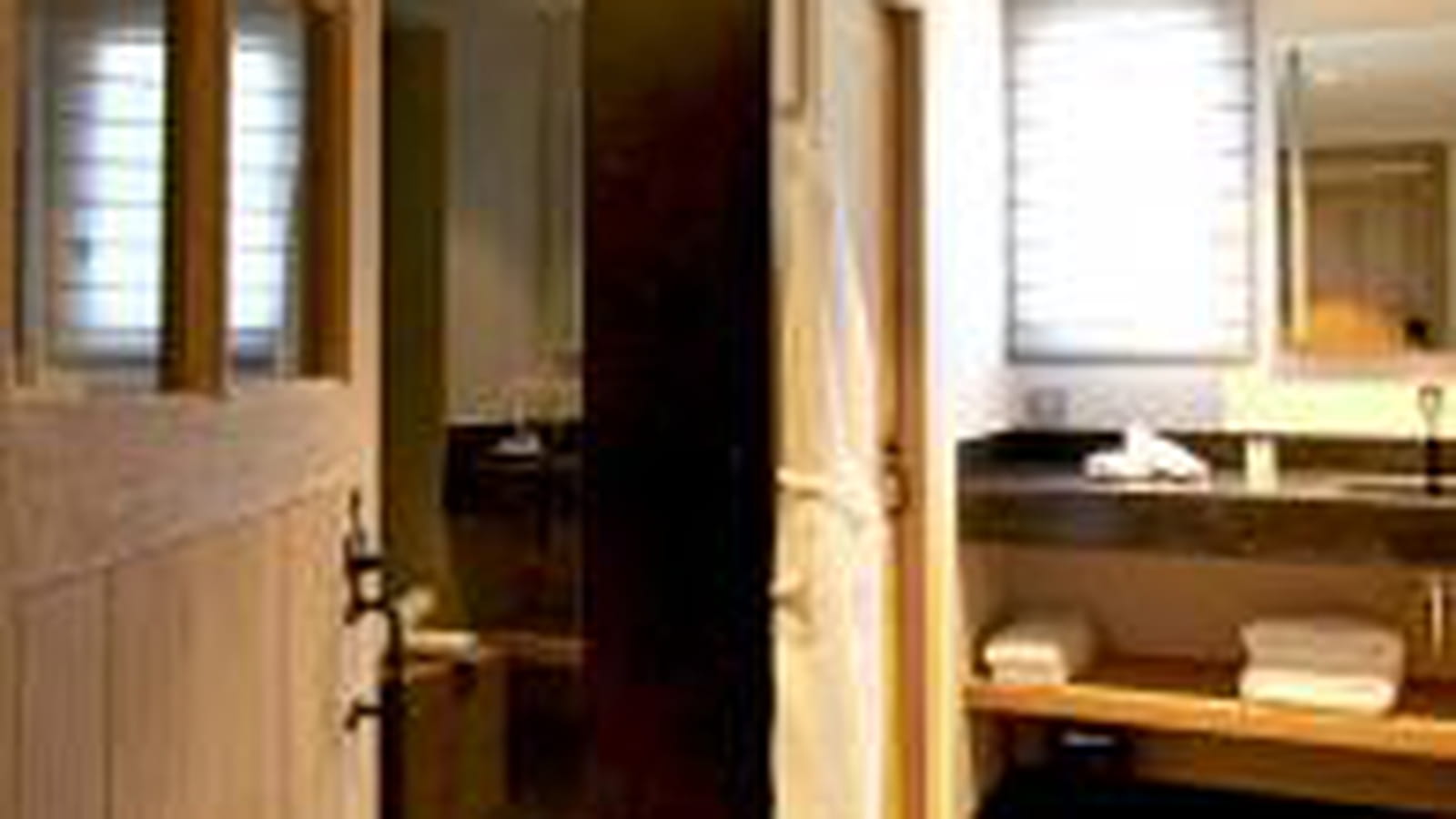 Salle de bains en pierres noires