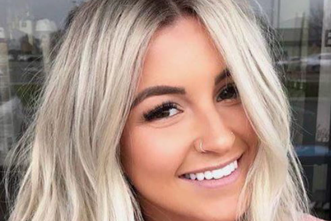 Balayage blond polaire et carré wavy