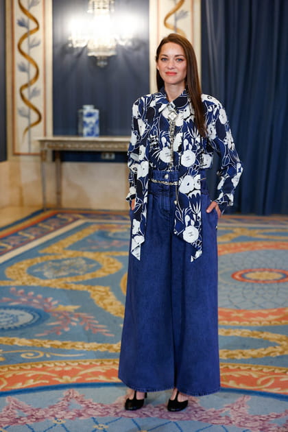 Marion Cotillard en pantalon large et blouse bleue à imprimés blancs