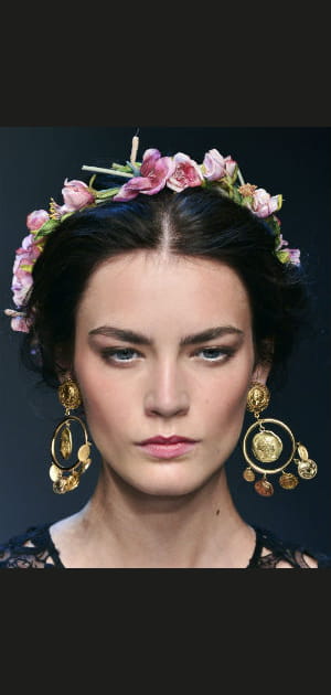 Une couronne de fleurs qui claque