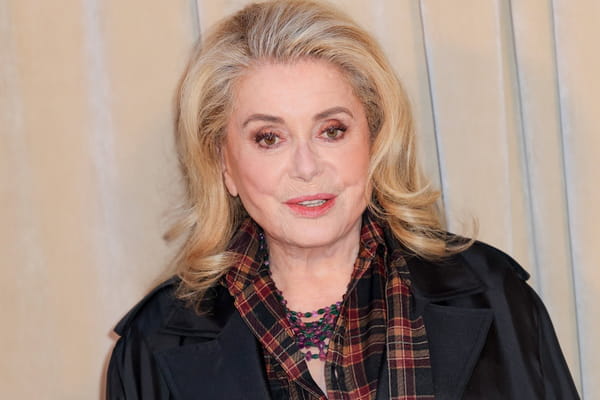 Catherine-Deneuve-Roger-Vivier-rouge-a-levres-rose