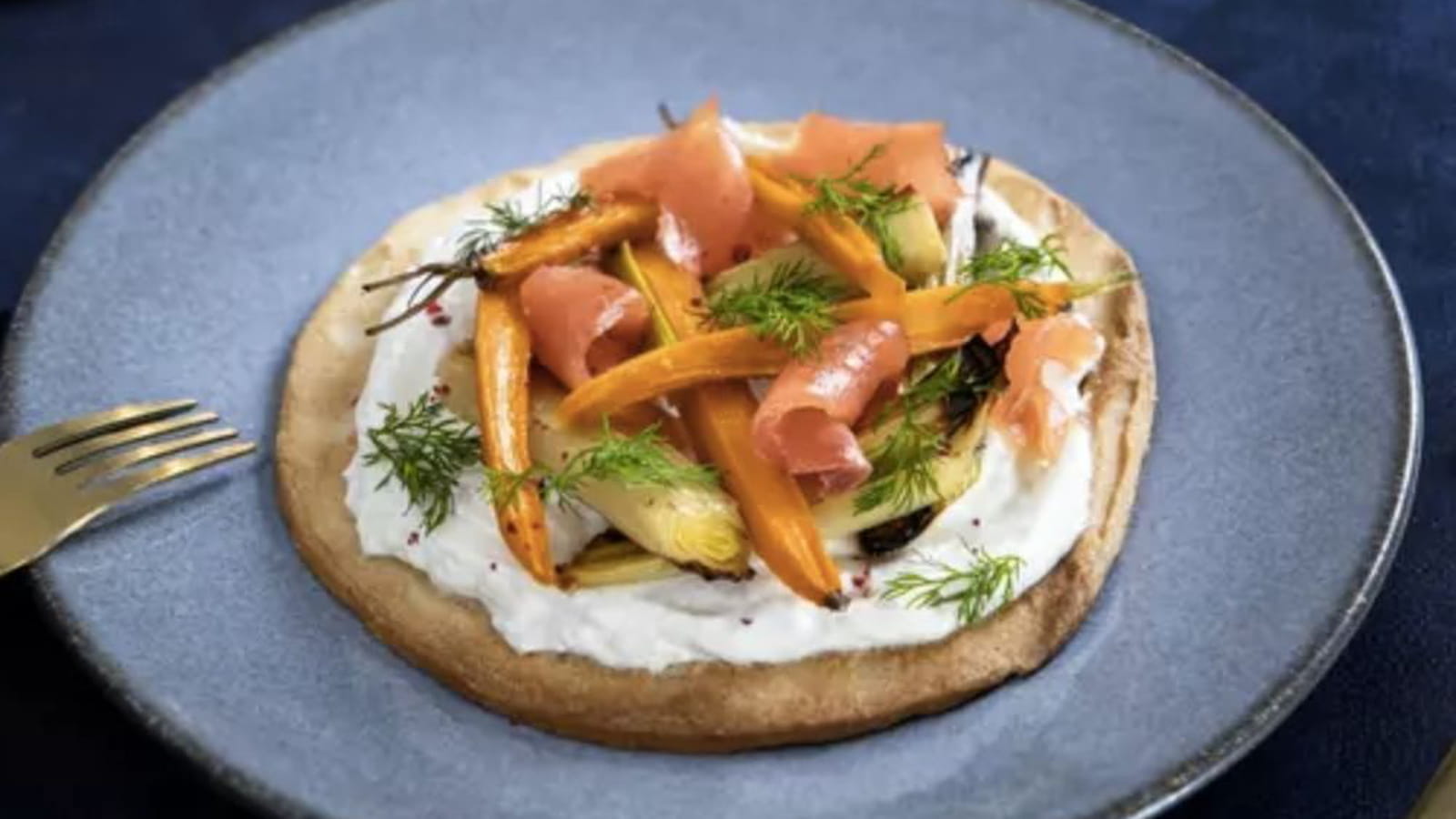 Tarte fine aux légumes rôtis et saumon fumé avec sa crème citron