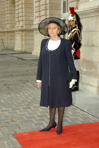 Bernadette Chirac en robe mi-longue noire et chapeau transparent