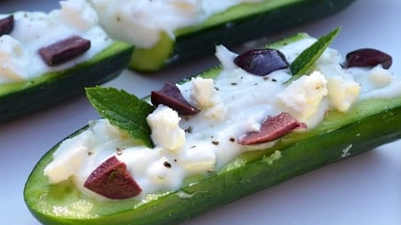 Petits concombres au yaourt grec façon tzatziki, feta et olives noires