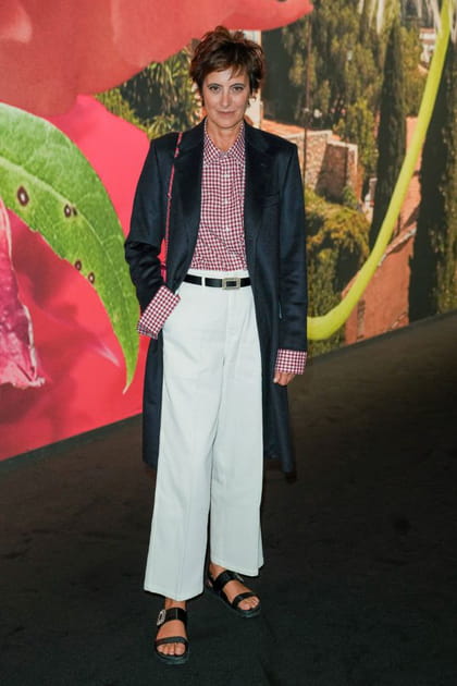 Inès de la Fressange en pantalon blanc et chemise à carreaux
