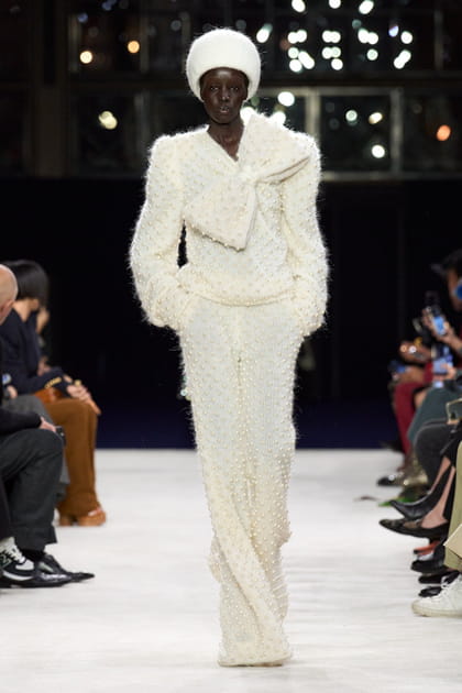 Ensemble en maille blanc perl&eacute; aper&ccedil;u sur le d&eacute;fil&eacute; Balmain