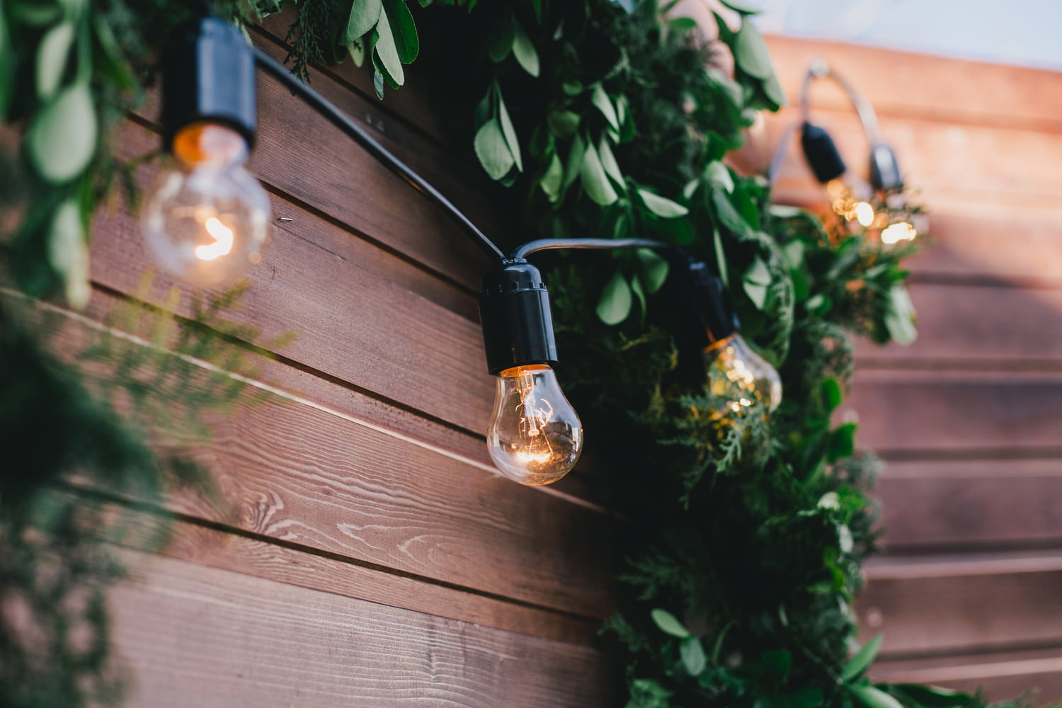 Cet accessoire de jardin éclaire mieux que les guirlandes lumineuses et dure plus longtemps