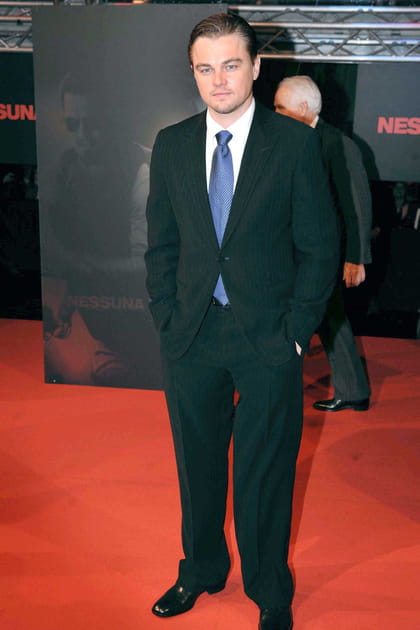 Leonardo DiCpario en costume cravate bleue