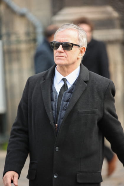 Francis Huster arrive aux obsèques de Philippe Tesson