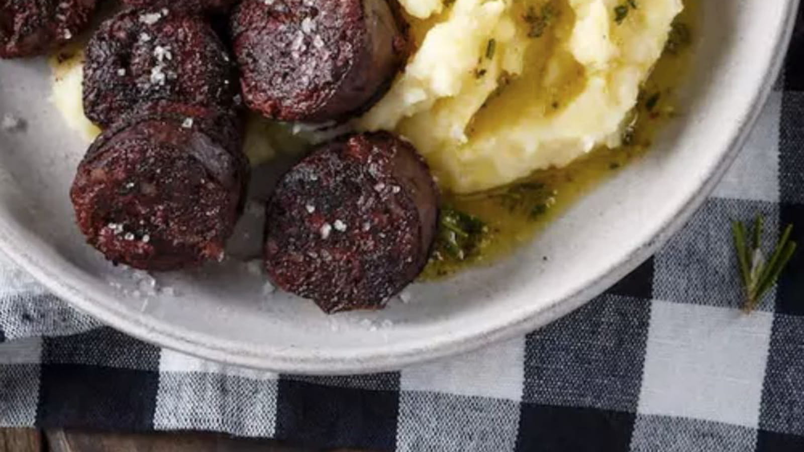Boudin noir aux pommes accompagné de ses deux purées panais et pomme de terre