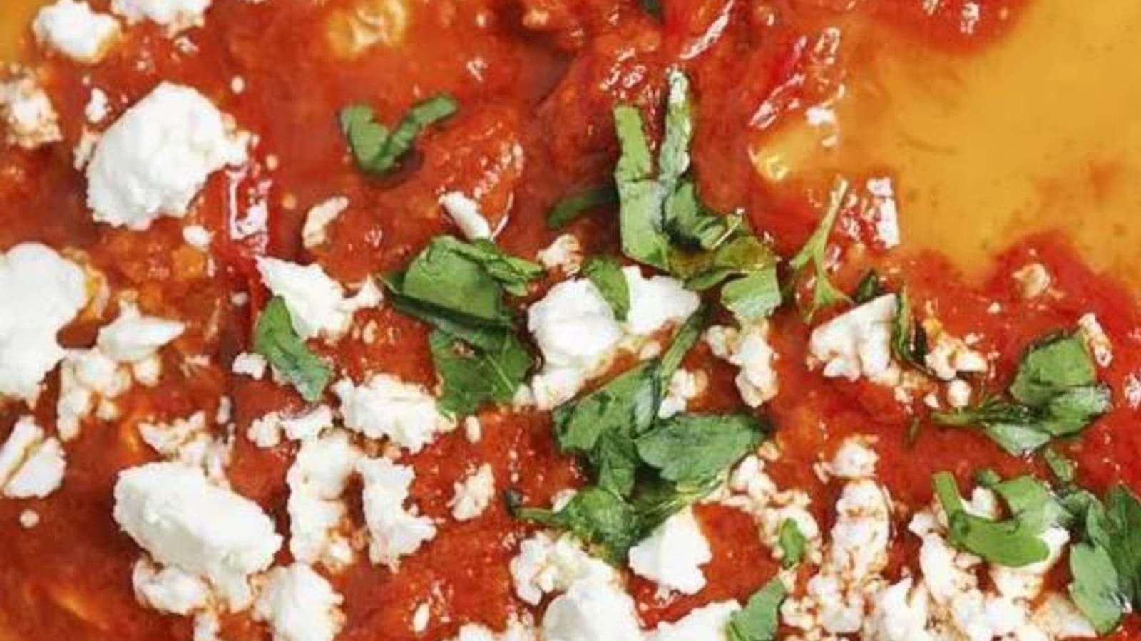 Shakshuka à la feta marinée au cumin