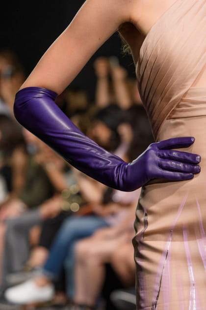 Les longs gants r&eacute;tro du d&eacute;fil&eacute; Georges Chakra