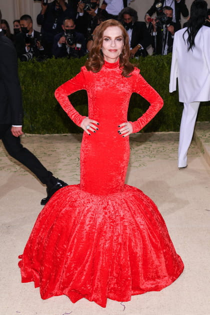 Isabelle Huppert en robe en velours rouge