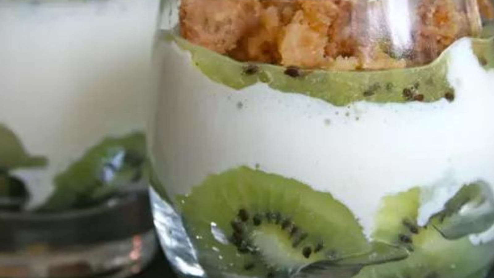 Verrines au kiwi, mascarpone et son crumble
