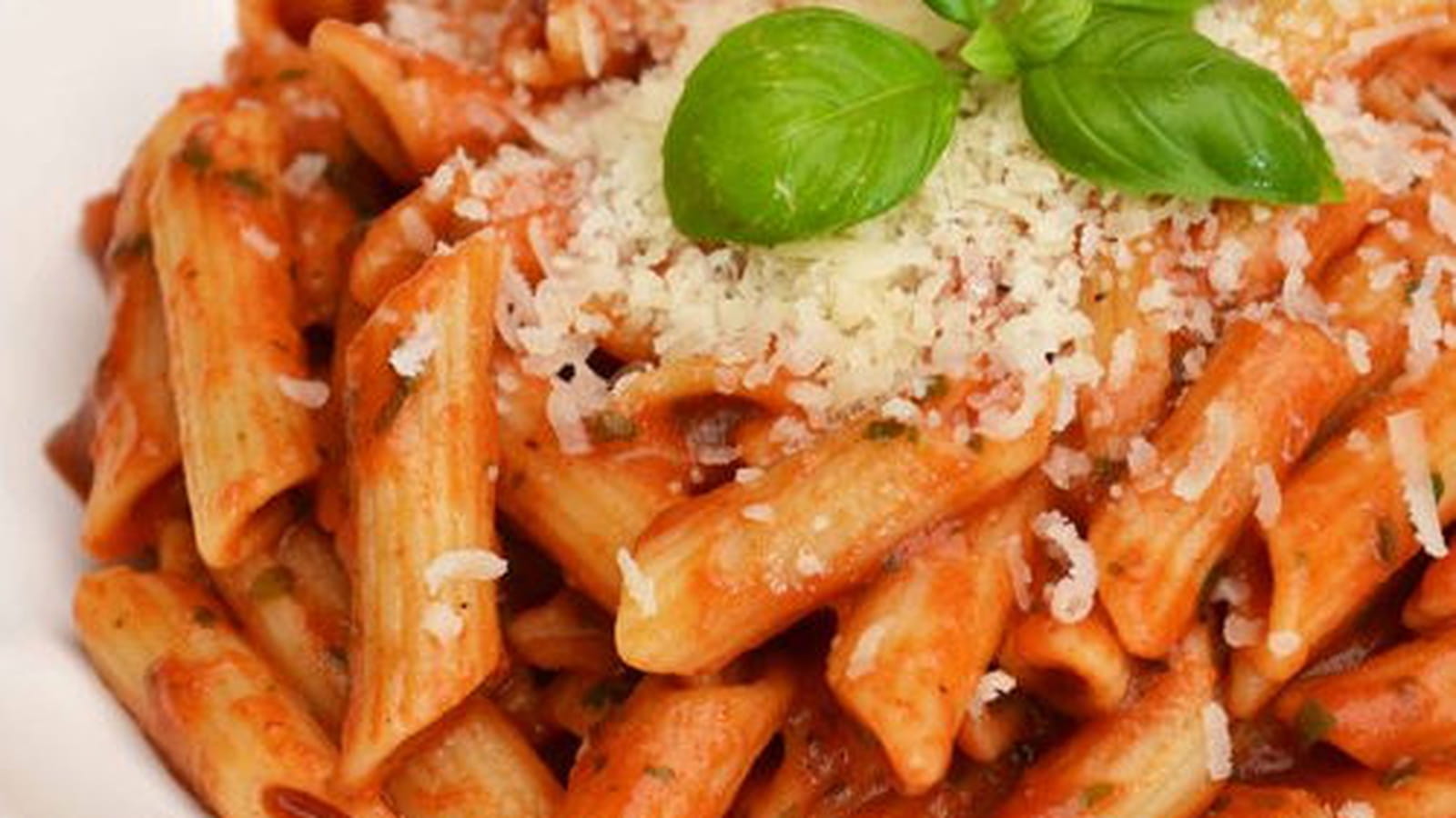 Pâtes penne à la tomate, mozzarella et basilic